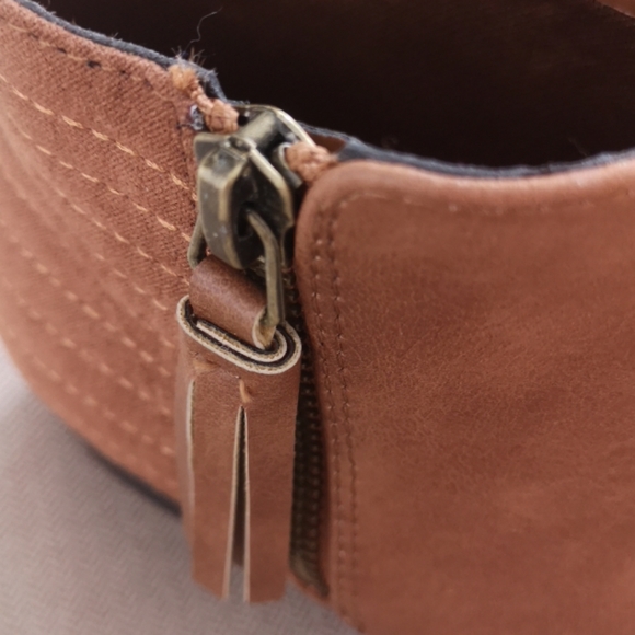 Kids size 12 tan boots - Picture 2 of 4